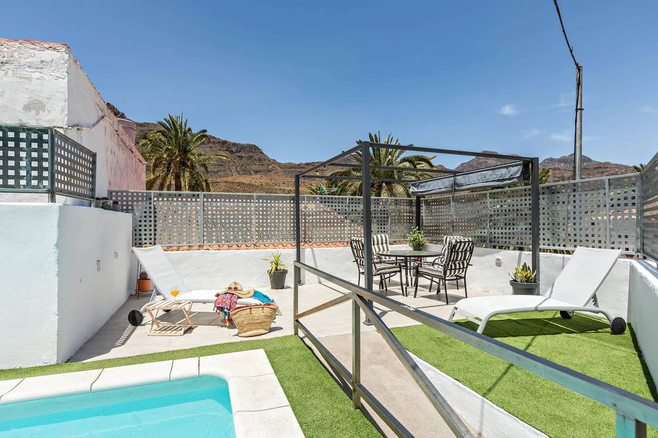 Terraza junto a la piscina